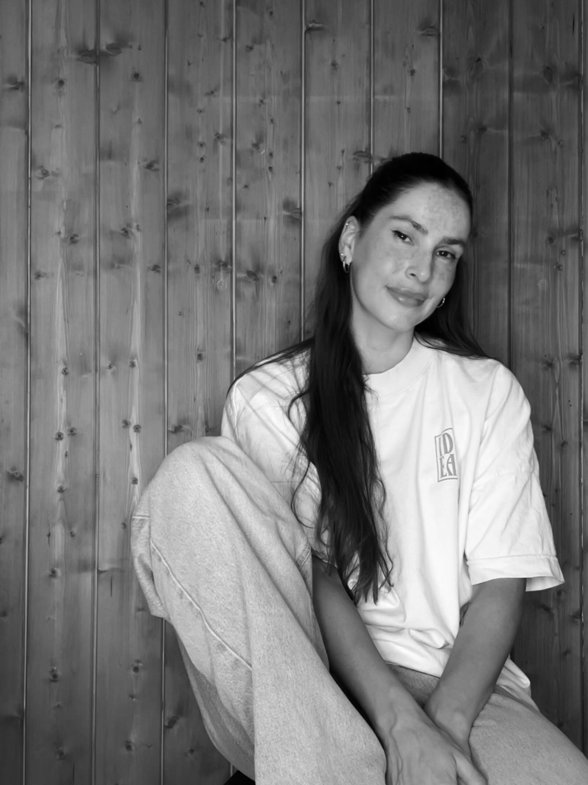 Terapeut Anne Marthe Maurud Prøven sitter oppmot en trevegg.